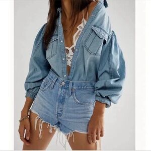 501 Levi's Cut Off Frayed Hem‎ High Waisted Light Wash Shorts